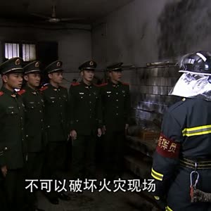 明明是高层住宅起火了,可是火灾现场的门却是老式旧门,还有吊扇,这